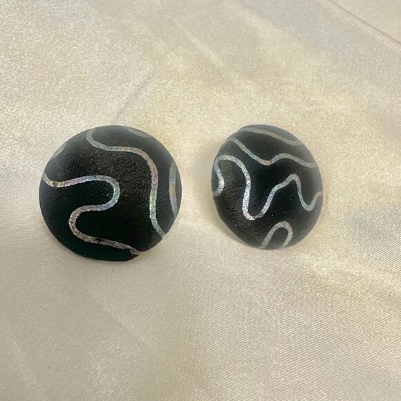 Black fabric circle post earrings - Picture 4 of 6